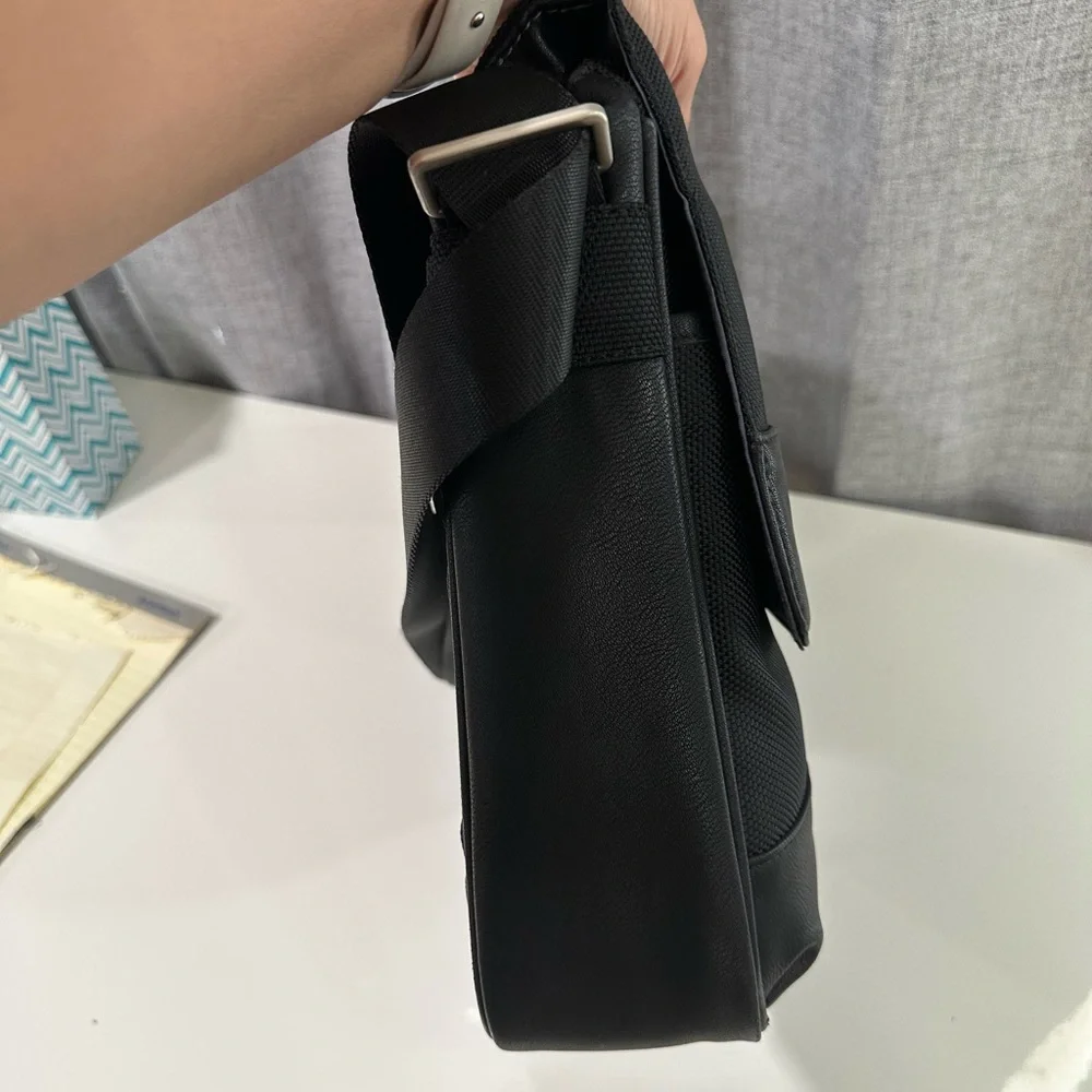 Pt laptop black briefcase with pockets.